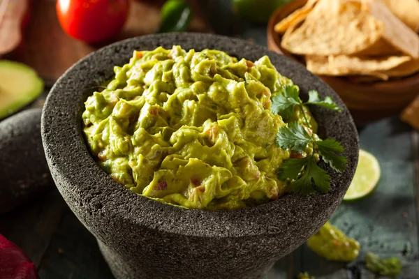 Homemade Fresh Guacamole and Chips — Stock Photo, Image