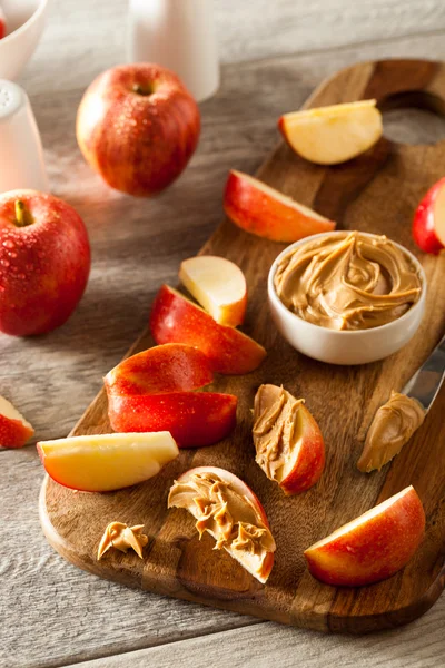 Manzanas ecológicas y mantequilla de maní — Foto de Stock