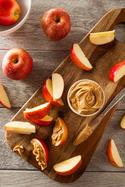Органические яблоки и арахисовое масло — стоковое фото