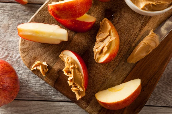 Manzanas ecológicas y mantequilla de maní — Foto de Stock