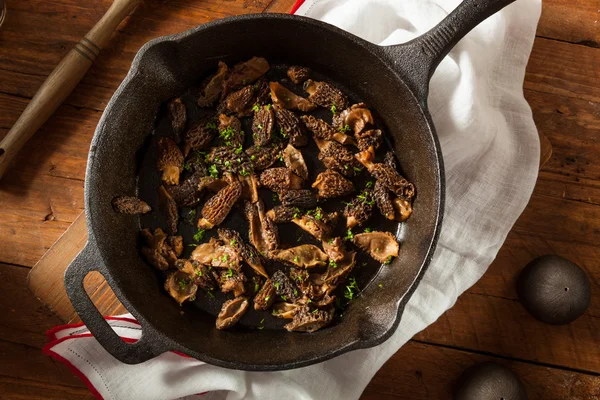 Champiñones morel salteados orgánicos — Foto de Stock