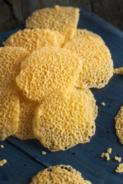 Ev yapımı Parmesan peynirli cips