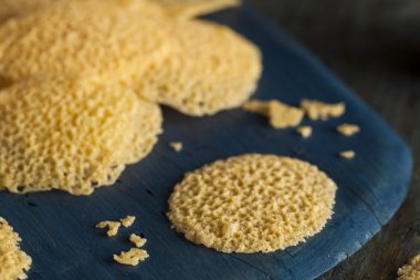 Ev yapımı Parmesan peynirli cips
