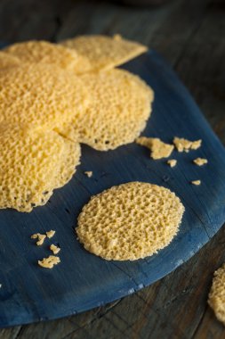 Ev yapımı Parmesan peynirli cips