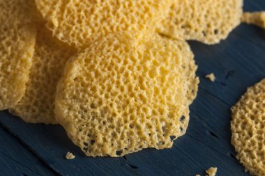 Ev yapımı Parmesan peynirli cips