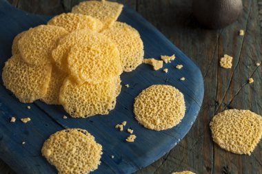 Ev yapımı Parmesan peynirli cips
