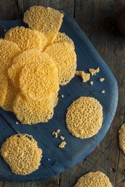 Ev yapımı Parmesan peynirli cips