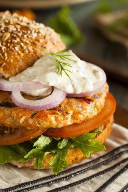 Ev yapımı organik somon Burger