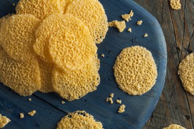 Ev yapımı Parmesan peynirli cips