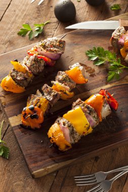 ev yapımı ızgara biftek ve sebzeli şiş kebap