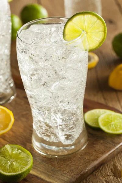 Limão refrescante e refrigerante de limão — Fotografia de Stock