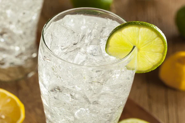 Limão refrescante e refrigerante de limão — Fotografia de Stock