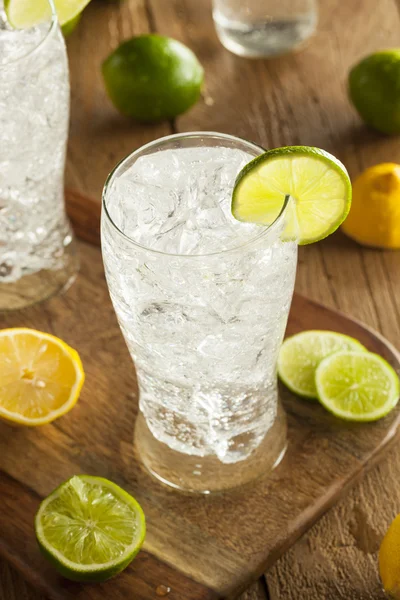 Limão refrescante e refrigerante de limão — Fotografia de Stock