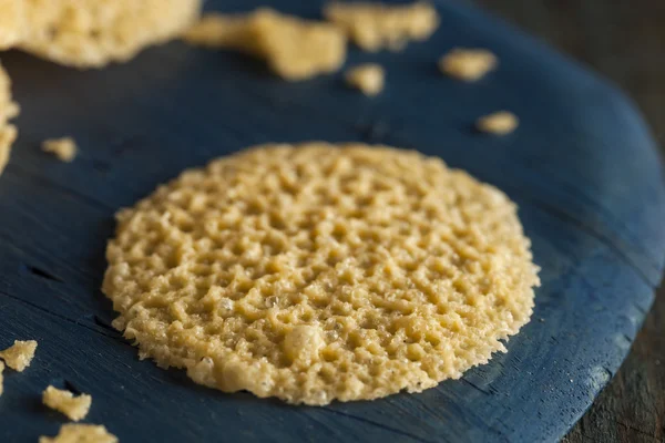 Zelfgemaakte Parmezaanse kaas chips — Stockfoto