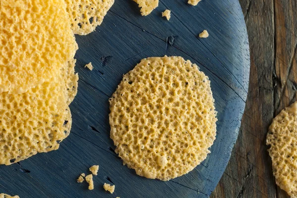 Zelfgemaakte Parmezaanse kaas chips — Stockfoto