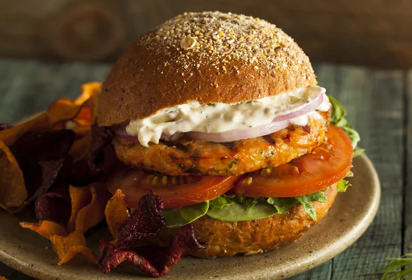 Domácí bio lososový Burger — Stock fotografie