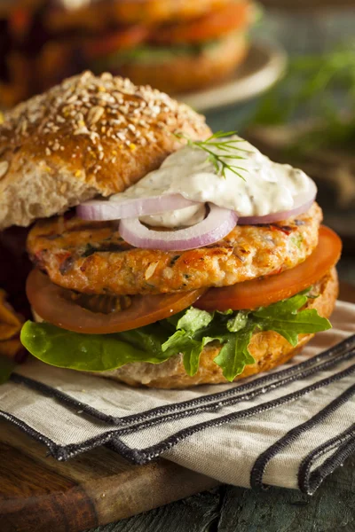 Domowe ekologiczne łososia Burger — Zdjęcie stockowe