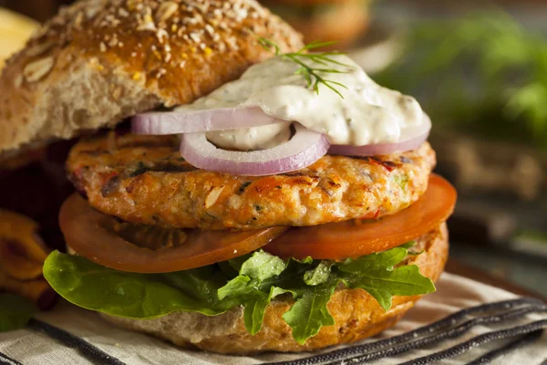 Hamburguesa de salmón ecológico casera —  Fotos de Stock