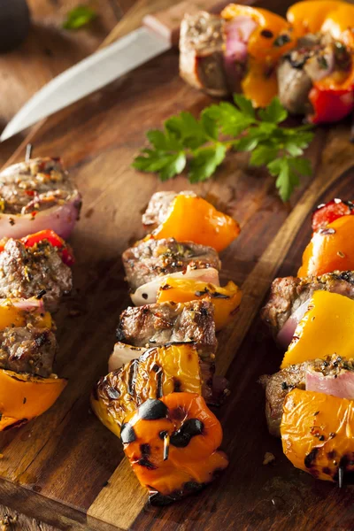 Bife Grelhado Caseiro e Kebabs Veggie Shish — Fotografia de Stock