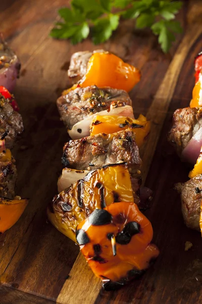 Filete a la parrilla hecho en casa y verduras Shish Kebabs — Foto de Stock