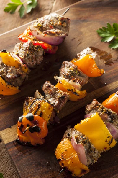 Filete a la parrilla hecho en casa y verduras Shish Kebabs — Foto de Stock