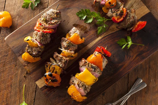 Домашний жареный стейк и вегетарианские кебабы — стоковое фото