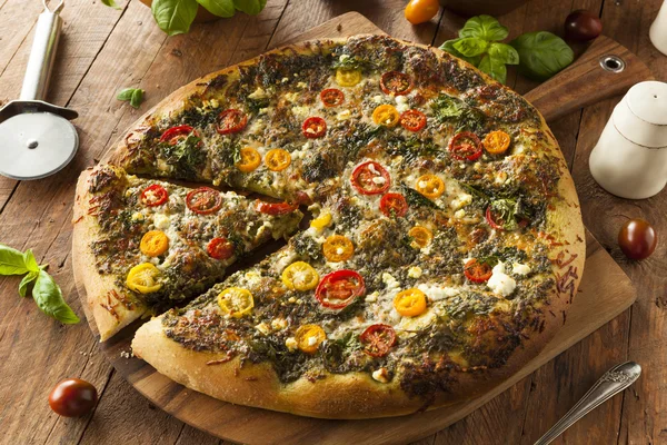 Zelfgemaakte gegrilde Pesto Pizza — Stockfoto