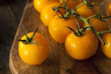 Organik çiğ sarı domates