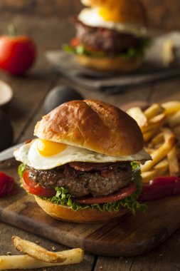 Homemmade Bacon Hamburger yumurta ile