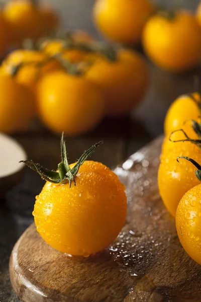 Biologische rauw gele tomaten — Stockfoto