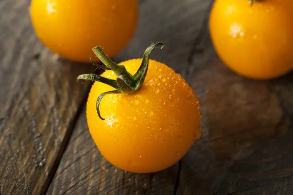 Biologische rauw gele tomaten — Stockfoto