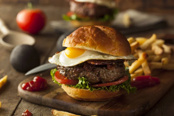 Hausgemachter Speck-Hamburger mit Ei — Stockfoto
