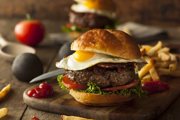 Hamburger di pancetta fatta in casa con uovo — Foto Stock