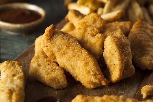 Tenders de pollo empanados caseros —  Fotos de Stock