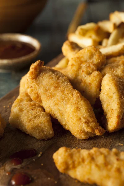 Tenders de pollo empanados caseros —  Fotos de Stock