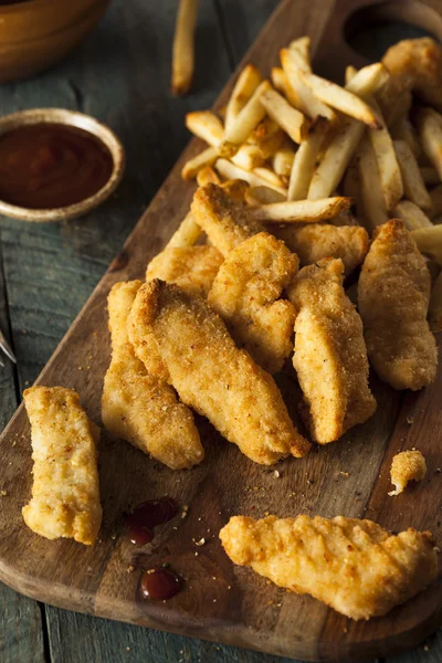 Tenders de pollo empanados caseros —  Fotos de Stock