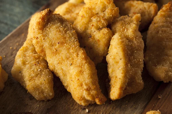 Tenders de pollo empanados caseros —  Fotos de Stock