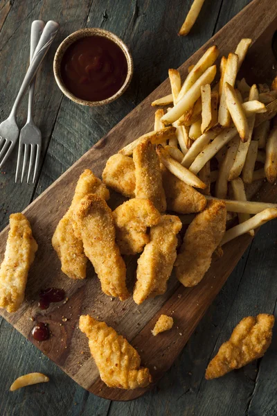 Tenders de pollo empanados caseros —  Fotos de Stock