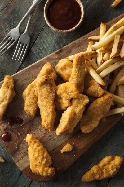 Tenders de pollo empanados caseros —  Fotos de Stock