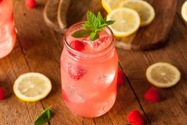 Ferahlatıcı soğuk frambuazlı limonata