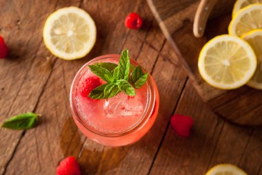Ferahlatıcı soğuk frambuazlı limonata