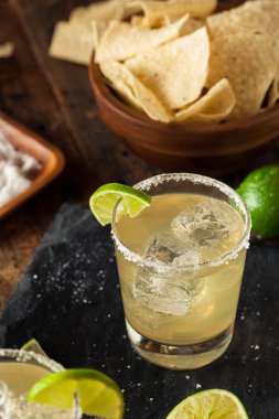 Ev yapımı klasik Margarita içmek