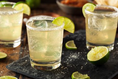 Ev yapımı klasik Margarita içmek