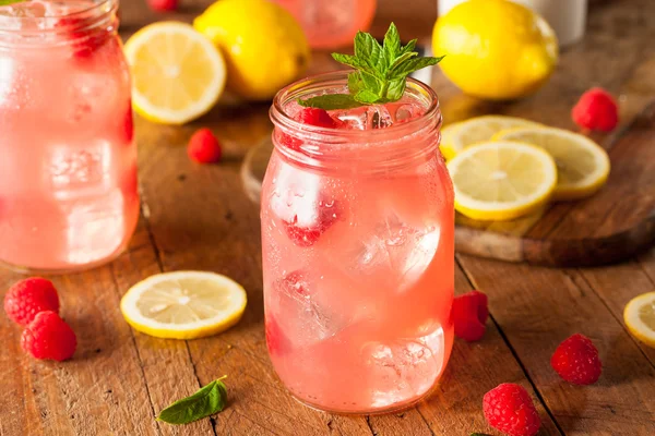 Refrescante limonada de frambuesa fría —  Fotos de Stock