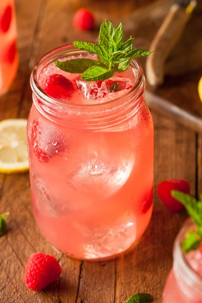 Refrescante limonada de frambuesa fría —  Fotos de Stock