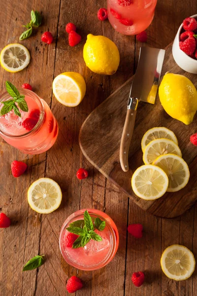 Refrescante limonada de frambuesa fría —  Fotos de Stock