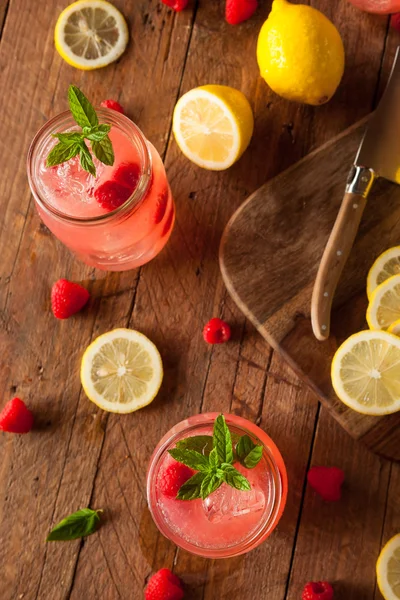 Refrescante limonada de frambuesa fría —  Fotos de Stock