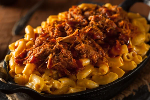 Homemade BBQ Pulled Pork Mac and Cheese — Stock Photo, Image