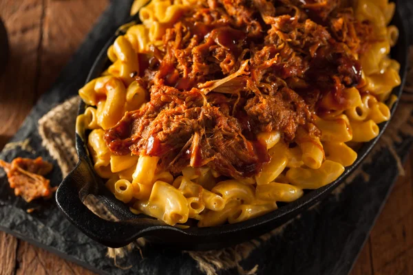 Homemade BBQ Pulled Pork Mac and Cheese — Stock Photo, Image