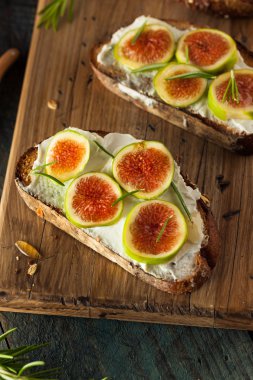 Ev yapımı incir ve keçi peynirli tost